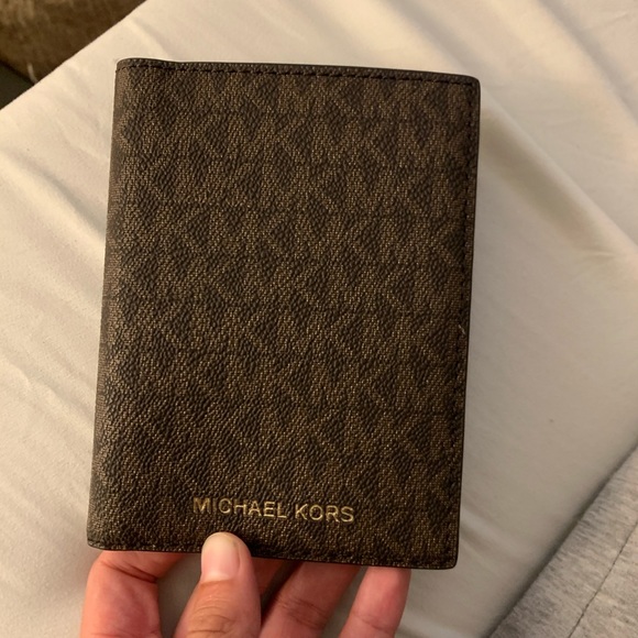 Michael Korda passport holder - Picture 1 of 3